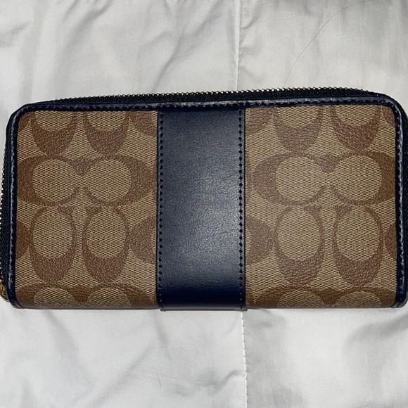 Brand new Coach wallet. never used. smoke free home - Picture 3 of 5